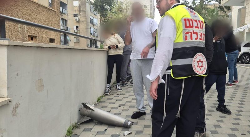 قصف على حيفا وكريات شمونة: حريق في مصافي التكرير وإصابتان إحداهما خطيرة