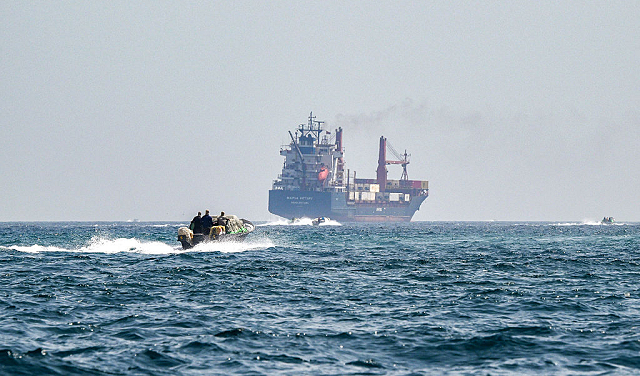 إيران تهاجم سفنا في مضيق هرمز بعد إعادة إغلاقه بسبب الحصار الأميركي